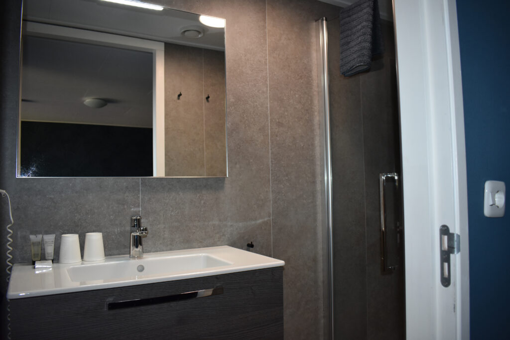 Dichtbijzee Hotel Tuinsuite badkamer