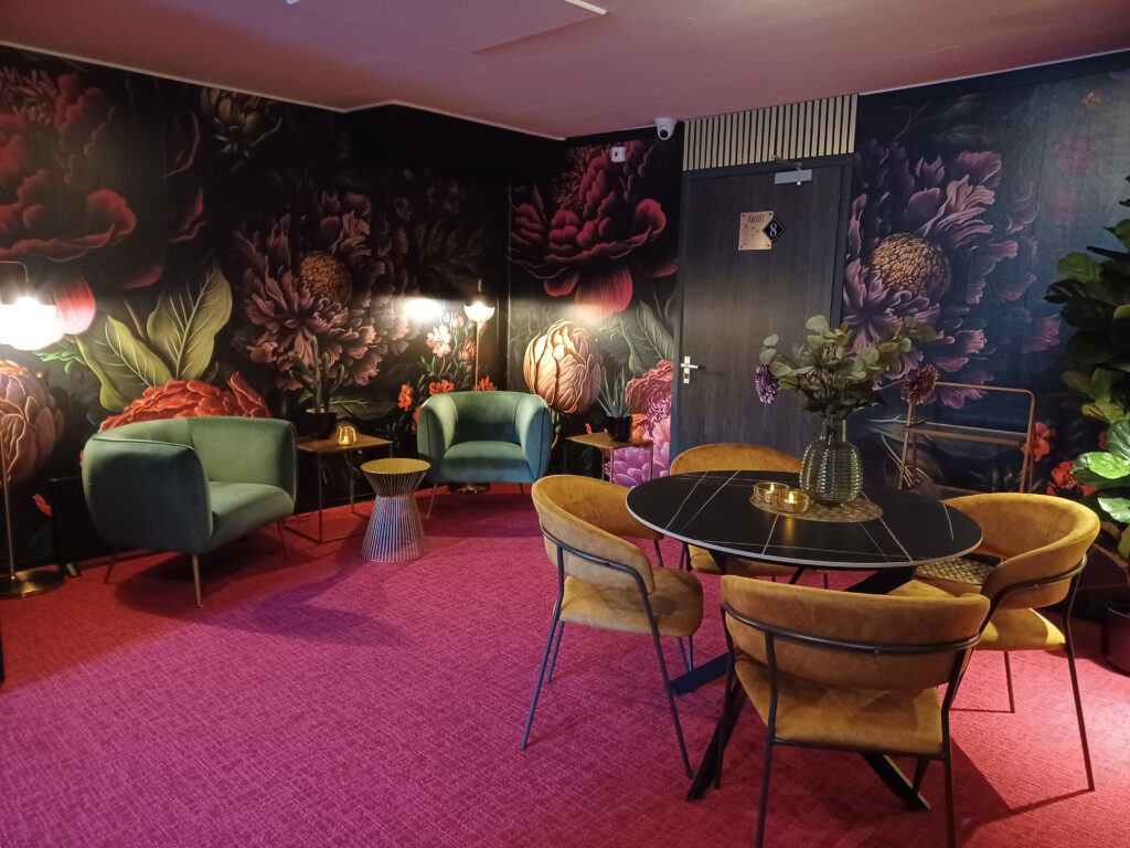 Dichtbijzee HotelComfort eenpersoons kamers en tuinsuite gezamelijke lounge