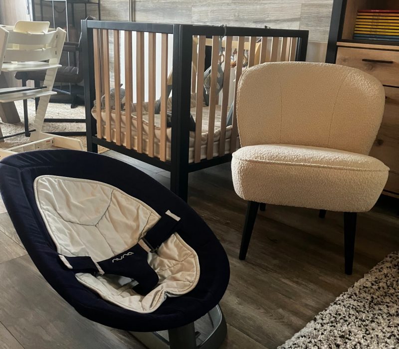 imgi_118_Dichtbijzee-de-reddingboot-box-en-wipstoeltje-scaled