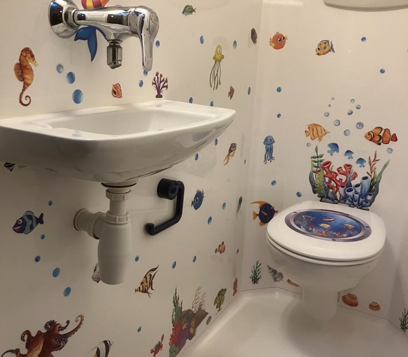 imgi_130_Dichtbijzee-de-reddingboot-onderwater-toilet-scaled